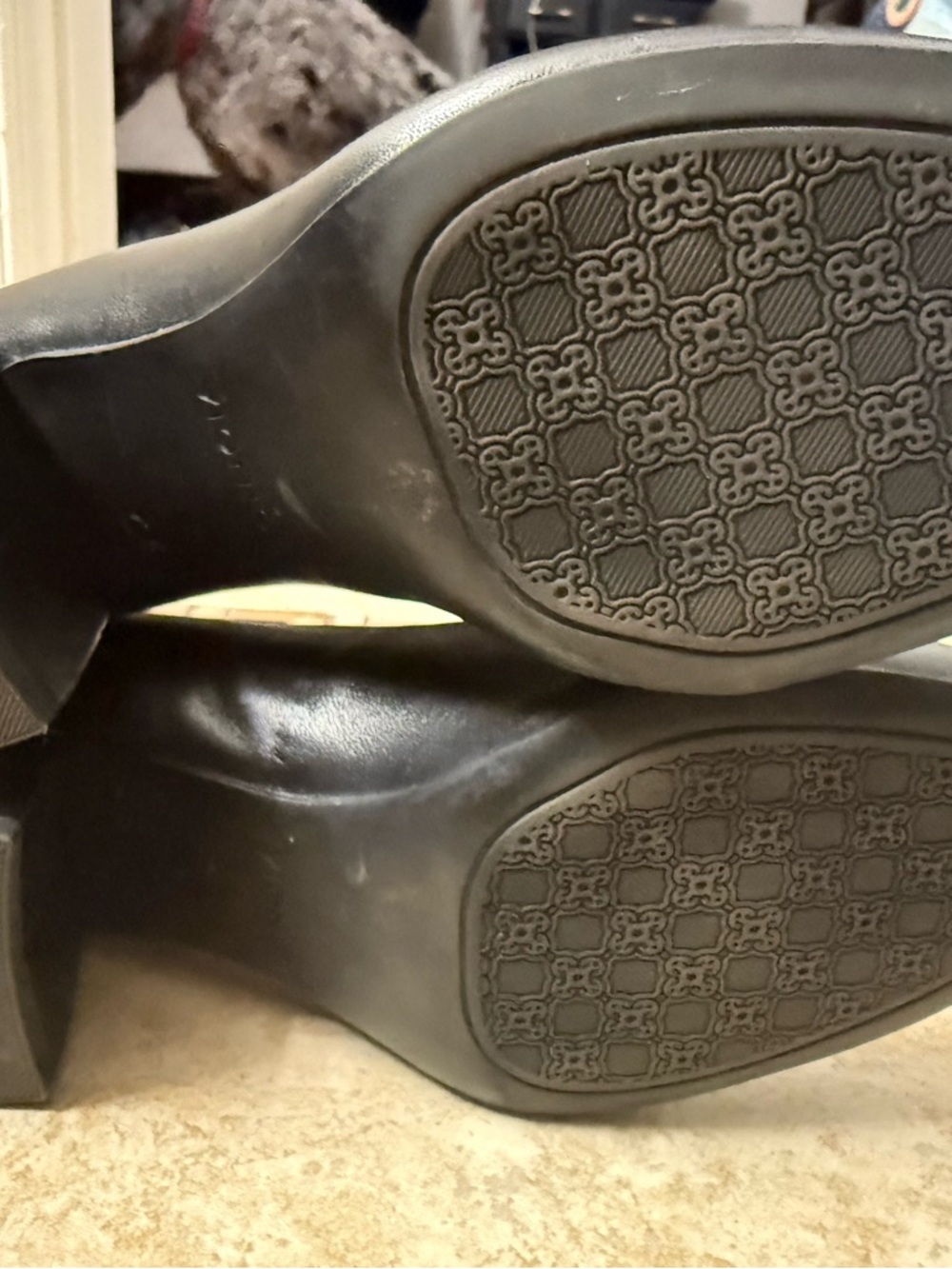 Vionic Black Leather Classic Round-Toe Women's Heels - Picture 5 of 7